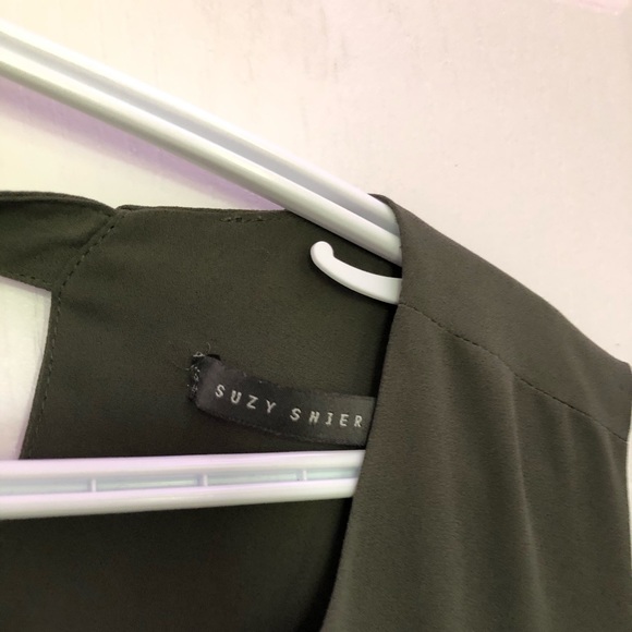 A Black and green blouse - Picture 2 of 4